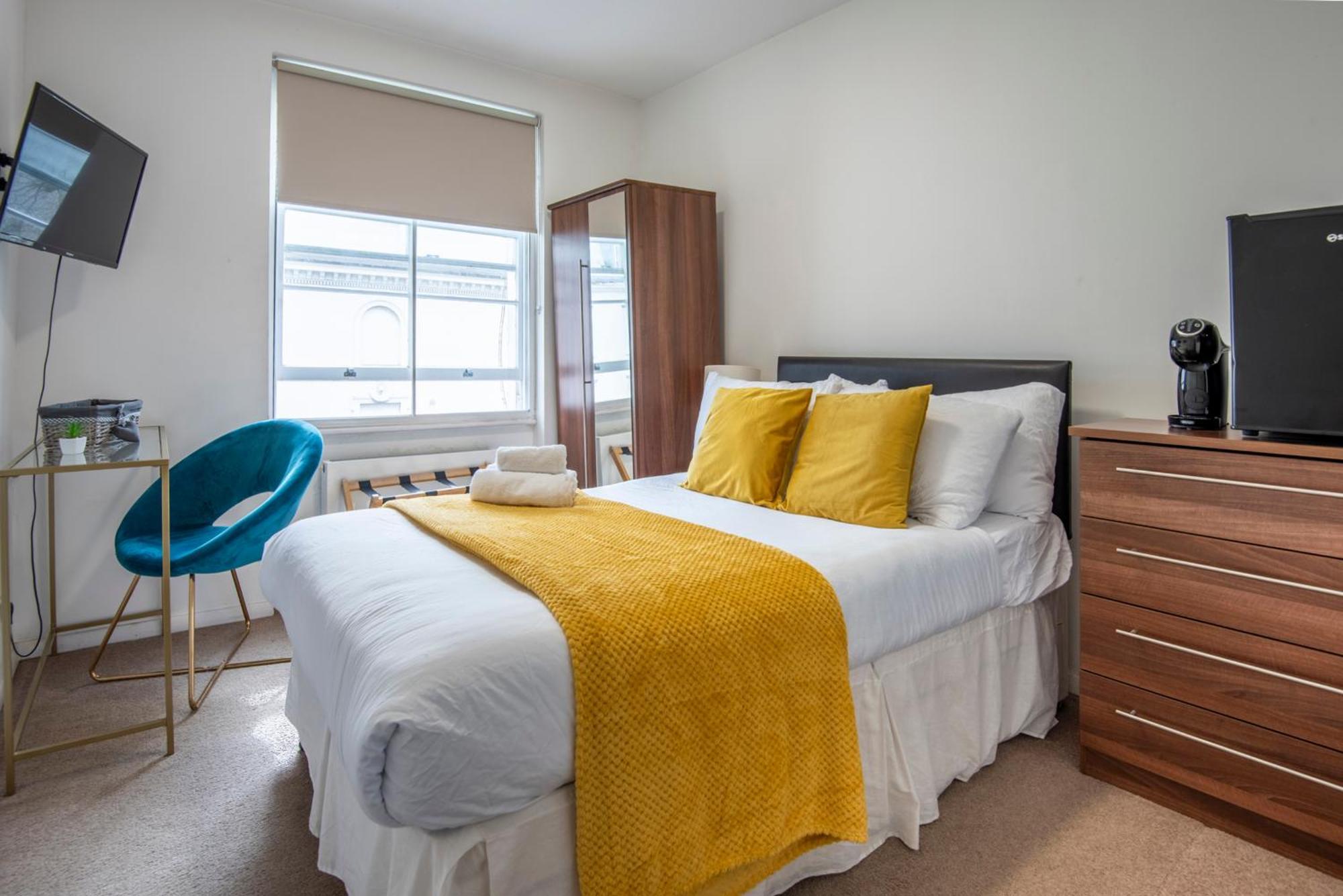 Homestay Double In Notting Hill, Private Minibar & Coffee London